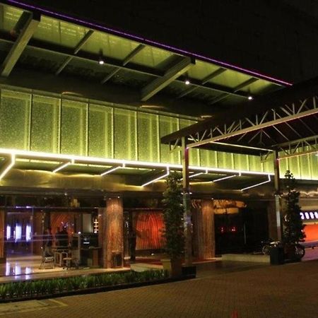 108 Hotel By Him Jakarta Bagian luar foto
