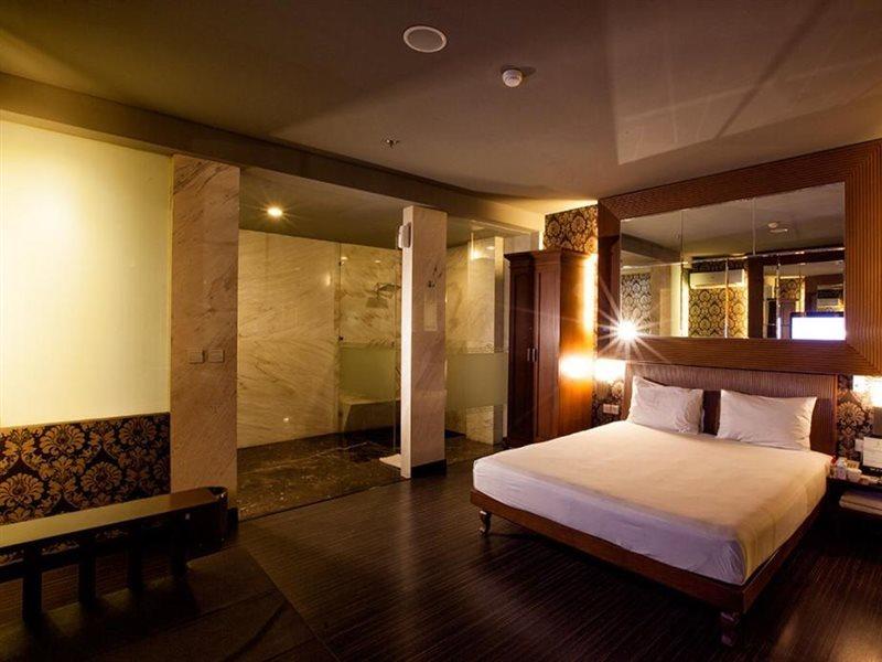 108 Hotel By Him Jakarta Bagian luar foto