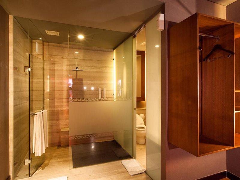 108 Hotel By Him Jakarta Bagian luar foto