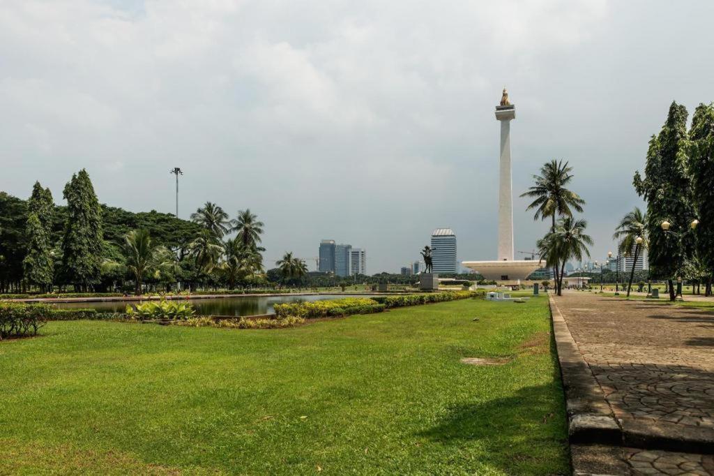 108 Hotel By Him Jakarta Bagian luar foto