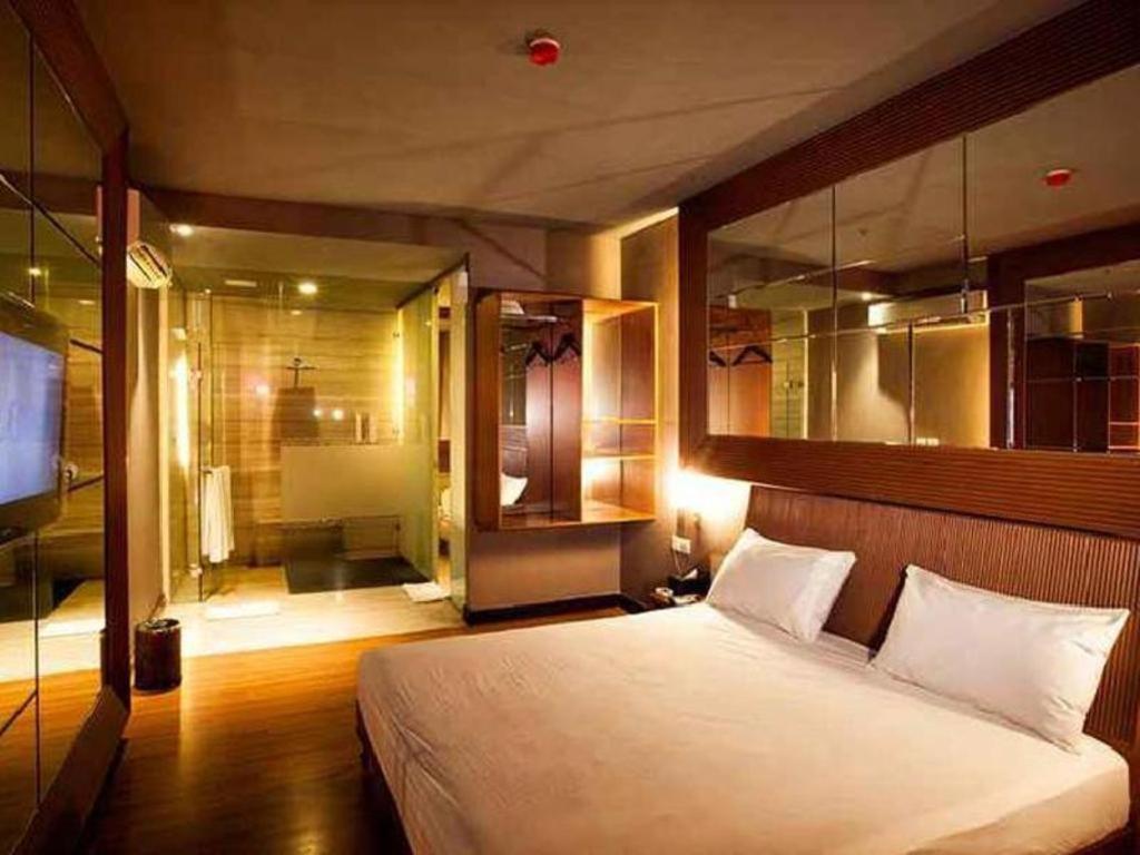 108 Hotel By Him Jakarta Bagian luar foto