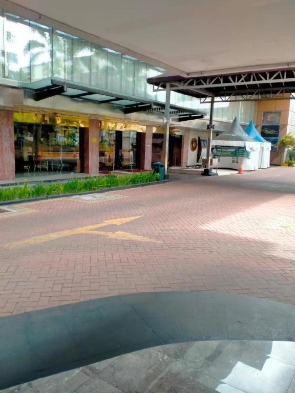 108 Hotel By Him Jakarta Bagian luar foto