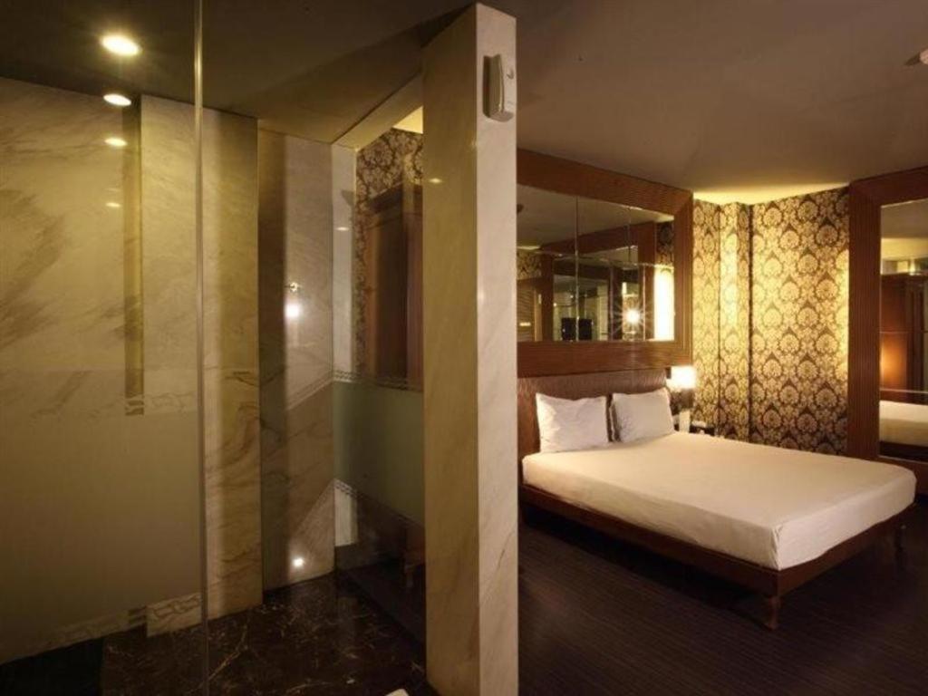108 Hotel By Him Jakarta Bagian luar foto