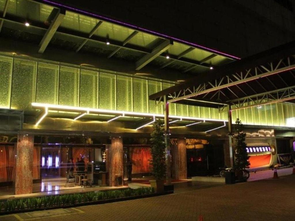 108 Hotel By Him Jakarta Bagian luar foto