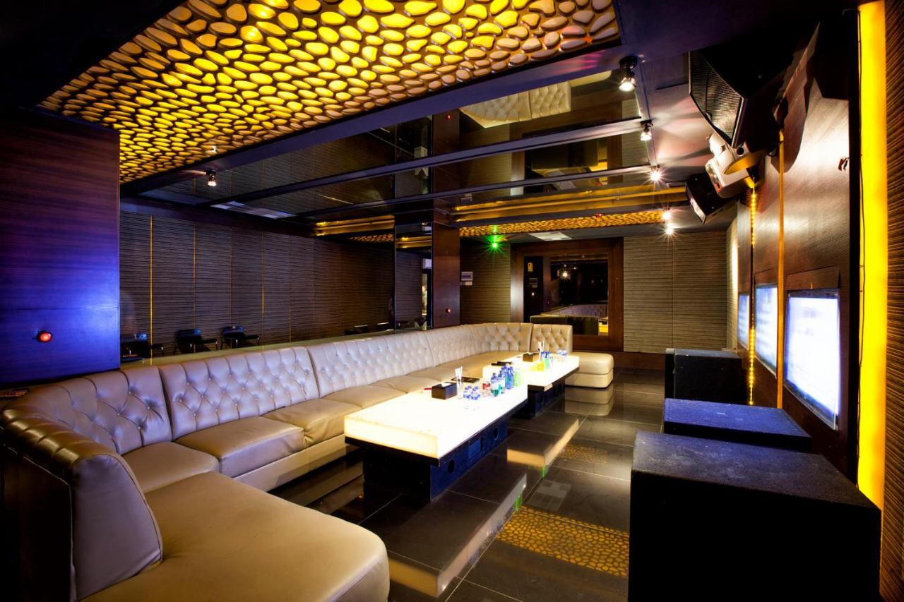 108 Hotel By Him Jakarta Bagian luar foto