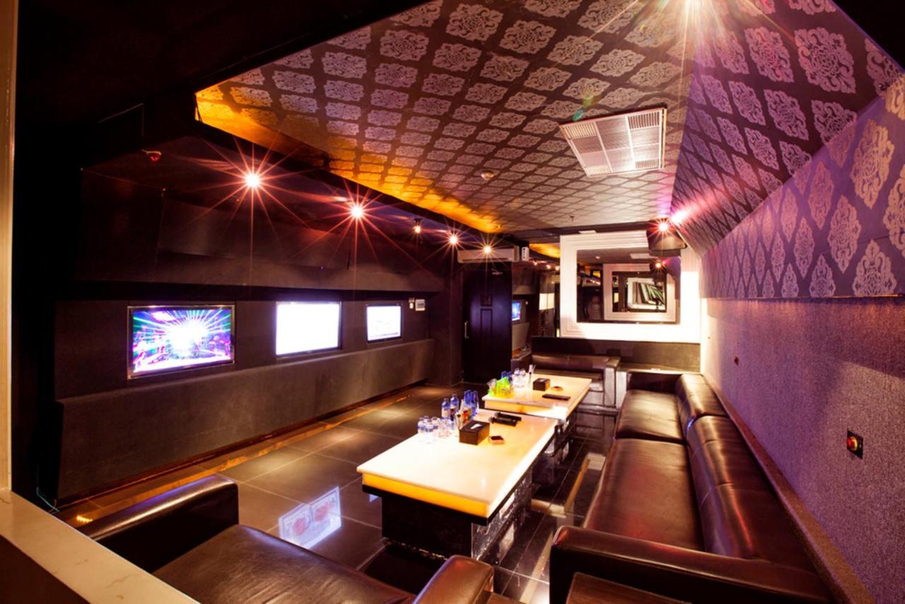 108 Hotel By Him Jakarta Bagian luar foto