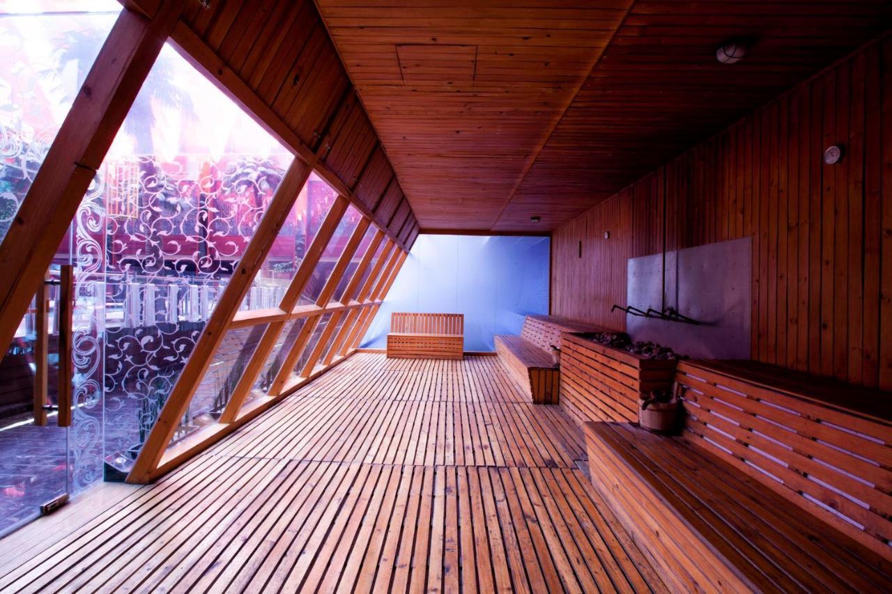 108 Hotel By Him Jakarta Bagian luar foto