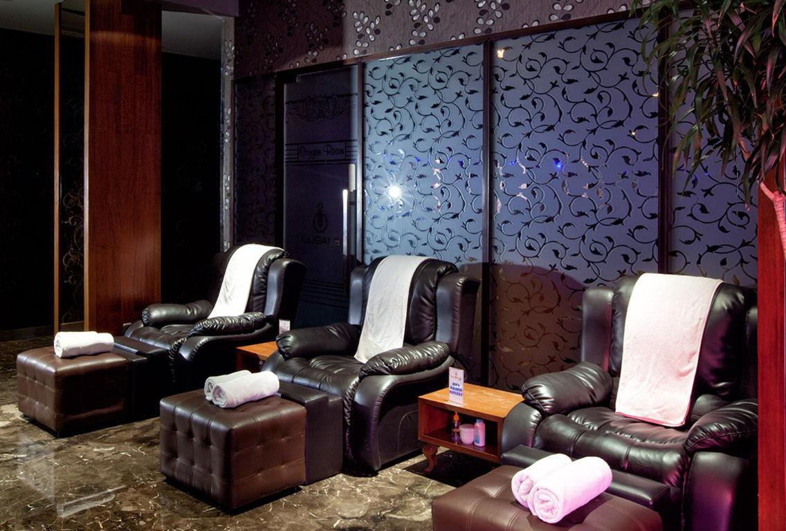 108 Hotel By Him Jakarta Bagian luar foto
