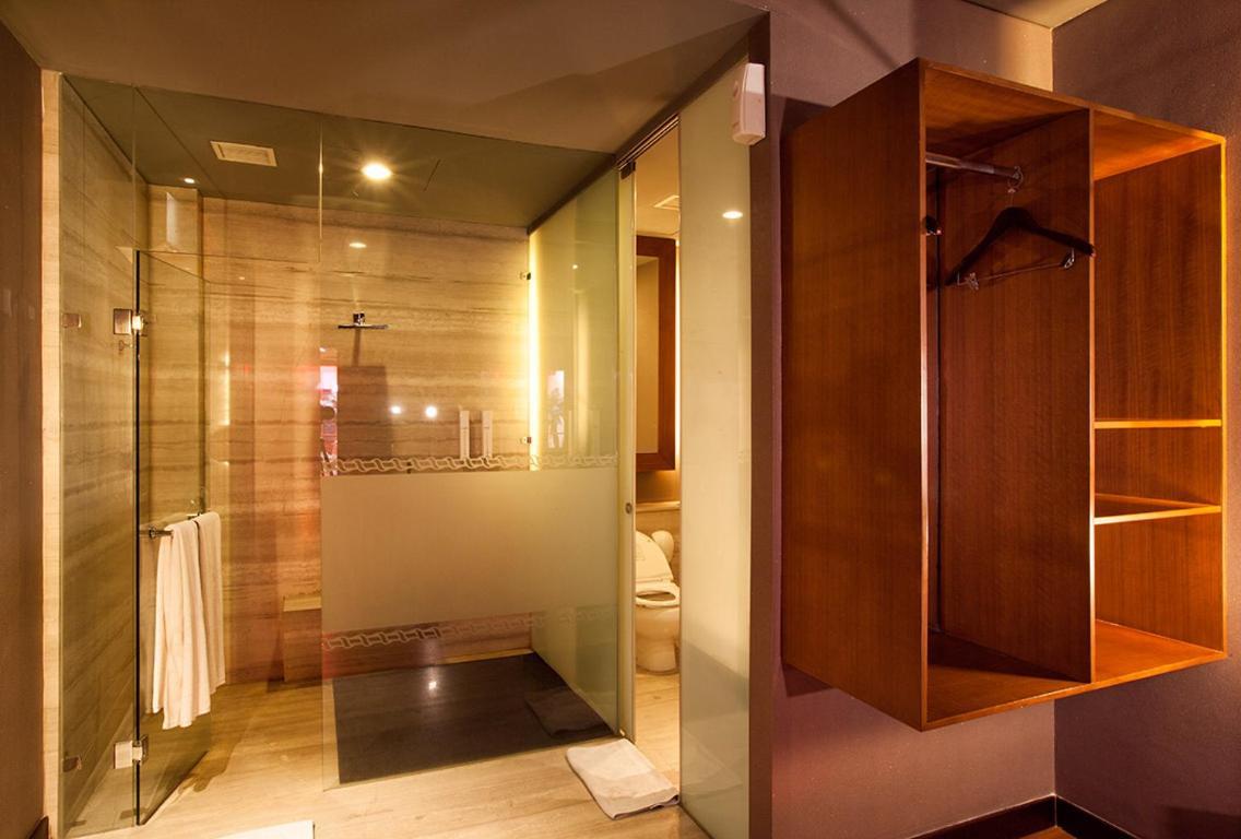 108 Hotel By Him Jakarta Bagian luar foto