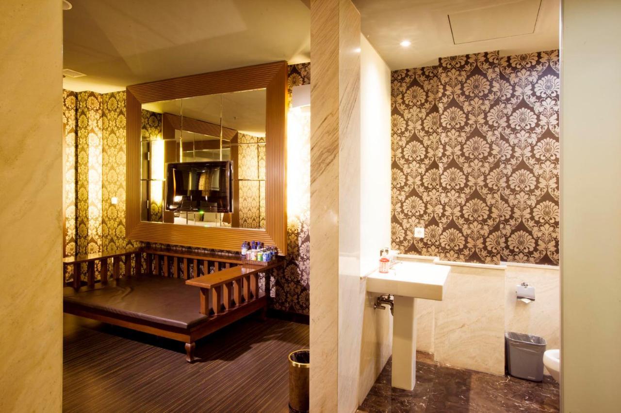 108 Hotel By Him Jakarta Bagian luar foto