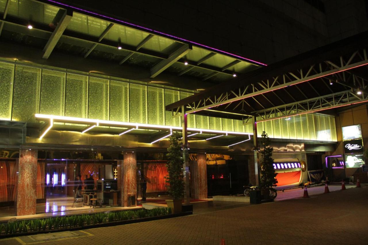 108 Hotel By Him Jakarta Bagian luar foto