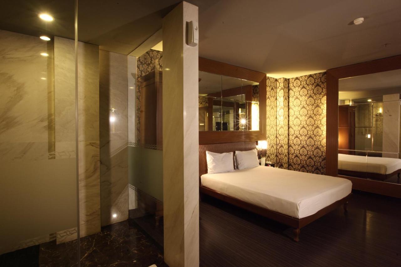 108 Hotel By Him Jakarta Bagian luar foto