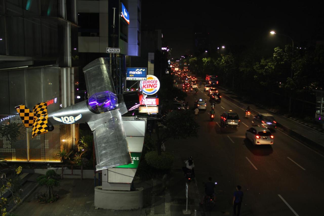 108 Hotel By Him Jakarta Bagian luar foto