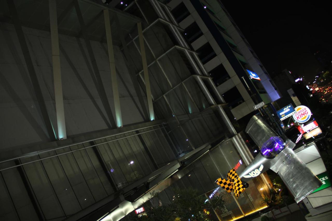 108 Hotel By Him Jakarta Bagian luar foto